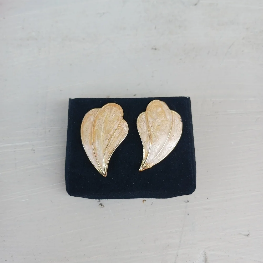 Vintage 1980s Enamel Peach Swirl‎ Gold Tone Stud Earrings Curved